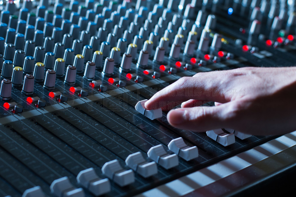 錄音室、調音臺的專業音樂制作生活方式免費下載_jpg格式_5472像素_編號43139870